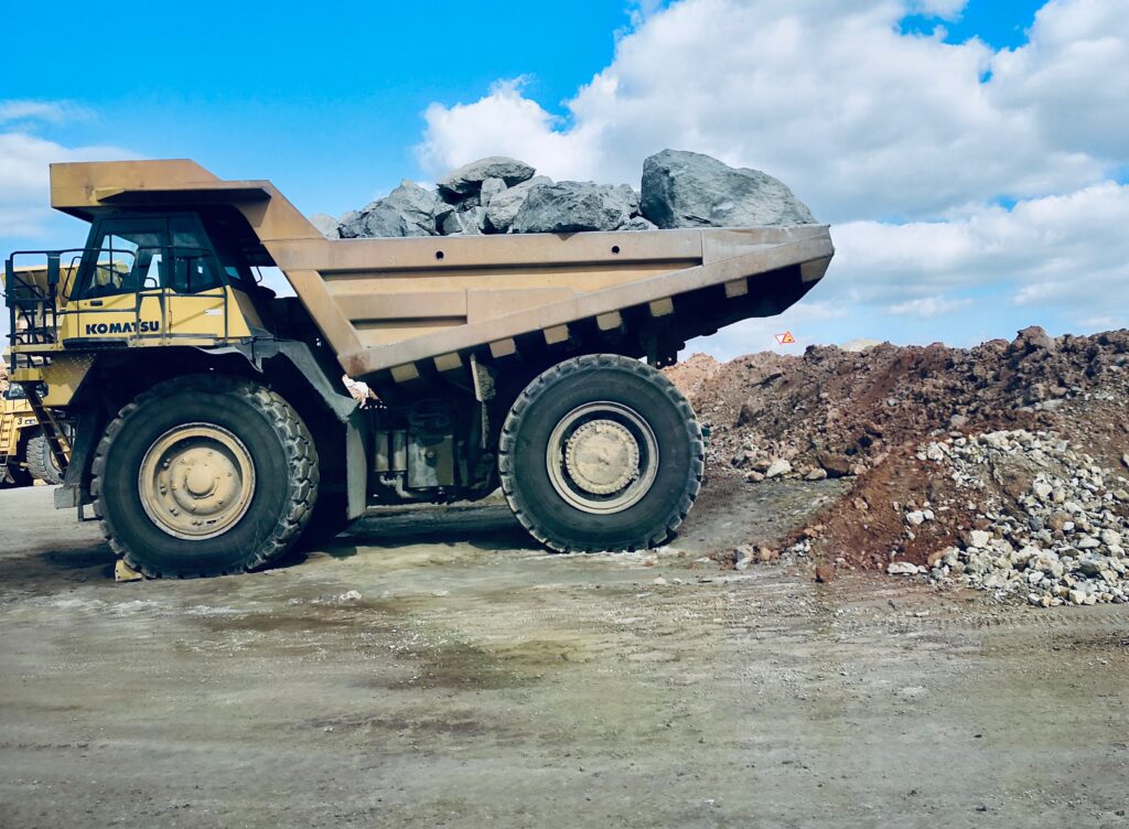 Maquinaria pesada y sus riesgos en la minería a cielo abierto